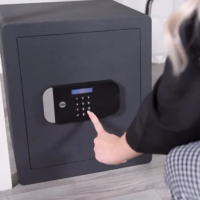 Coffre-fort électronique haute sécurité YALE à serrure numérique 35,5 L (100 000 codes, certifié Sold Secure Silver SKG 2*, acier blindé)
