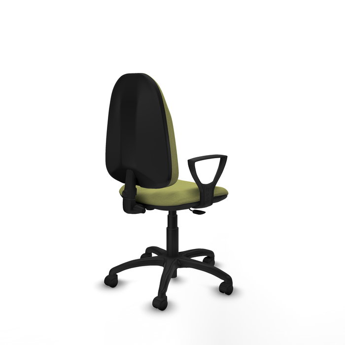 Chaise de bureau Algarra avec mécanisme de contact permanent de base, rembourrée de tissu vert olive. Équipée d'une base en polyamide noir, d'accoudoirs fixes et de roulettes en nylon de 50 mm.