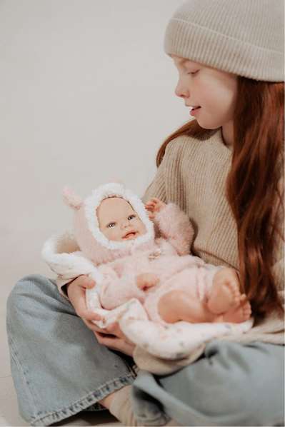 Muñecas Arias - Poupée reborn Kira 45 cm, robe rose, avec sac de couchage, jouet pour enfants de 3 ans et plus