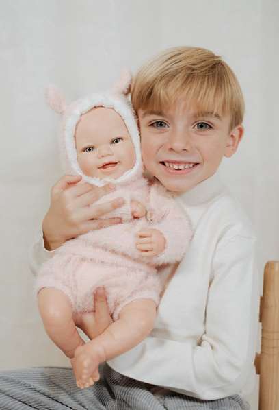 Muñecas Arias - Poupée reborn Kira 45 cm, robe rose, avec sac de couchage, jouet pour enfants de 3 ans et plus