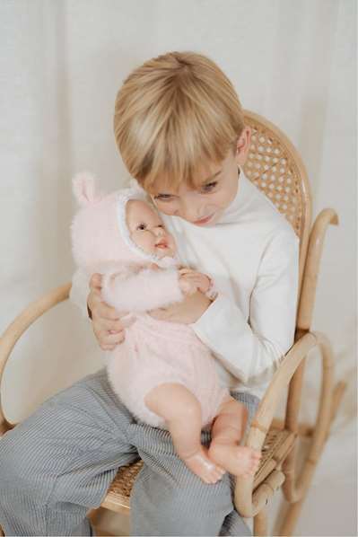 Muñecas Arias - Poupée reborn Kira 45 cm, robe rose, avec sac de couchage, jouet pour enfants de 3 ans et plus
