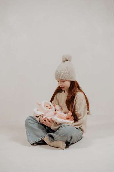 Muñecas Arias - Poupée reborn Kira 45 cm, robe rose, avec sac de couchage, jouet pour enfants de 3 ans et plus