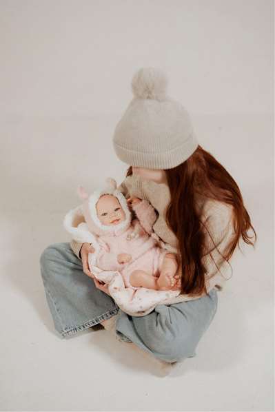 Muñecas Arias - Poupée reborn Kira 45 cm, robe rose, avec sac de couchage, jouet pour enfants de 3 ans et plus