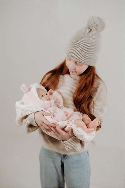 Muñecas Arias - Poupée reborn Kira 45 cm, robe rose, avec sac de couchage, jouet pour enfants de 3 ans et plus