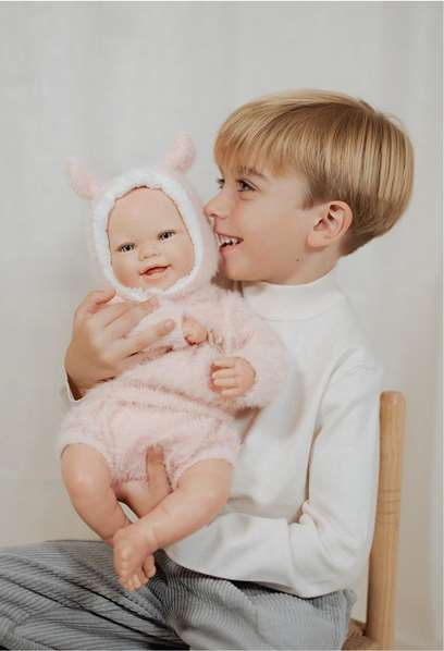 Muñecas Arias - Poupée reborn Kira 45 cm, robe rose, avec sac de couchage, jouet pour enfants de 3 ans et plus