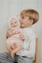 Muñecas Arias - Poupée reborn Kira 45 cm, robe rose, avec sac de couchage, jouet pour enfants de 3 ans et plus
