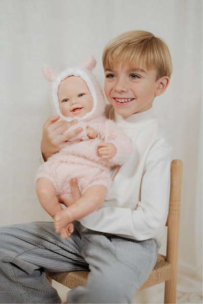 Muñecas Arias - Poupée reborn Kira 45 cm, robe rose, avec sac de couchage, jouet pour enfants de 3 ans et plus