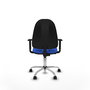Chaise de bureau Algarra avec mécanisme de contact permanent de base, rembourrée de tissu bleu. Équipée d'une base chromée, d'accoudoirs 1D et de roulettes en nylon de 50 mm