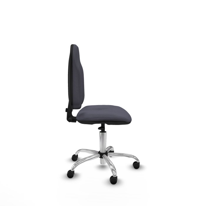 Chaise de bureau Algarra avec mécanisme de contact permanent de base, recouverte de tissu gris foncé. Équipée d'une base chromée, sans accoudoirs et de roulettes autobloquantes