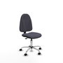 Chaise de bureau Algarra avec mécanisme de contact permanent de base, recouverte de tissu gris foncé. Équipée d'une base chromée, sans accoudoirs et de roulettes autobloquantes