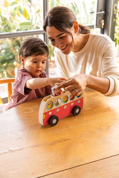 Goula Jeu 1 to 5 Bus - Jeu éducatif en bois avec 5 animaux à placer dans l'autobus - Jouet pour enfants à partir de 18 mois Goula Jeu 1 to 5 Bus - Jeu éducatif en bois avec 5 animaux à placer dans l'autobus - Jouet pour enfants à partir de 18 mois