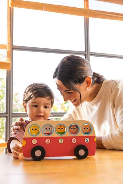 Goula Jeu 1 to 5 Bus - Jeu éducatif en bois avec 5 animaux à placer dans l'autobus - Jouet pour enfants à partir de 18 mois Goula Jeu 1 to 5 Bus - Jeu éducatif en bois avec 5 animaux à placer dans l'autobus - Jouet pour enfants à partir de 18 mois