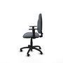 Chaise de bureau Algarra avec mécanisme de contact permanent de base, recouverte de tissu gris. Équipée d'une base en polyamide noir, d'accoudoirs 1D et de roulettes pour parquet