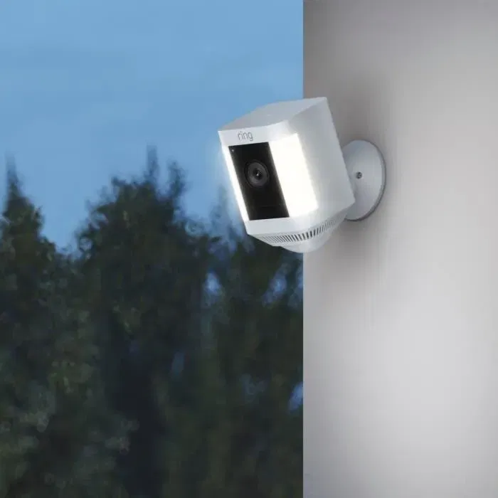 Ring Spotlight Cam Plus - Caméra de surveillance extérieure sans fil avec batterie rechargeable - HD 1080p - Vision nocturne couleur - Audio bidirectionnel - Projecteurs et sirène