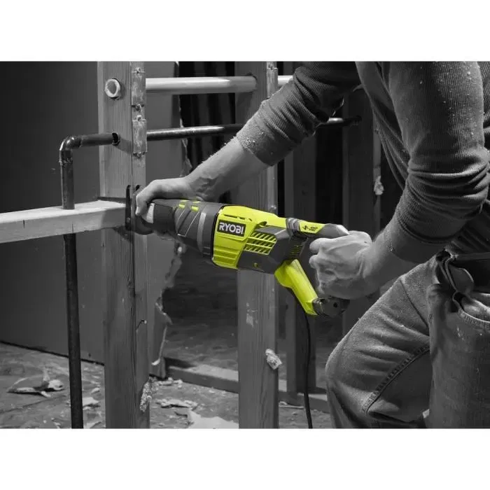 Ryobi RRS1200-K Scie sabre électrique 1200 W, 3000 coups/min, coupe bois 200 mm, poignée antivibration, coffret avec 3 lames et clé hexagonale Ryobi RRS1200-K Scie sabre électrique 1200 W, 3000 coups/min, coupe bois 200 mm, poignée antivibration, coffret avec 3 lames et clé hexagonale