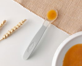 KioKids Cuchara Cuillère Bébé en Silicone Gris Step 2, pour Enfants de +4 Mois, Mangeoire Douce et Résistante Lavable au Lave-Vaisselle