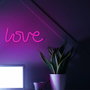 Forever Lampe Néon LED LOVE Rose – Décoration Lumineuse avec Alimentation USB ou Piles