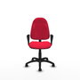 Chaise de bureau Algarra avec mécanisme de contact permanent de base, recouverte de tissu rouge. Équipée d'une base en polyamide noir, d'accoudoirs fixes et de roulettes pour parquet