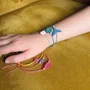 Sycomore - Kit Atelier Bijoux Macramé pour Créer des Bracelets Tressés - avec Fils, Perles, Pince et Présentoir - À Partir de 7 Ans