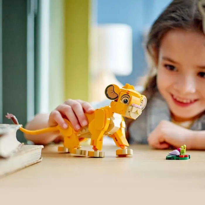 LEGO Disney 43243 Simba, Jouet de Construction Bébé Lion du Roi Lion, Cadeau Enfant - 30e Anniversaire