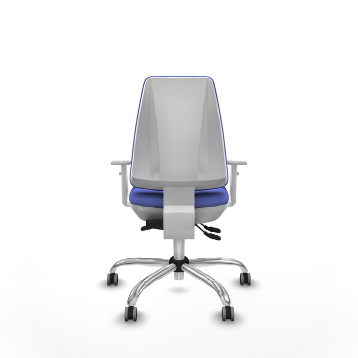 Chaise Elche Asynchrone Tissu Bleu clair Structure chromée Accoudoirs blancs Sans appui-tête Roulettes 65mm pour moquette