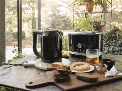 Kitchenaid 5KEK1722 Bouilloire électrique 1,7 L noir avec écran numérique, 6 niveaux de température (50-100 °C) et maintien de chaleur