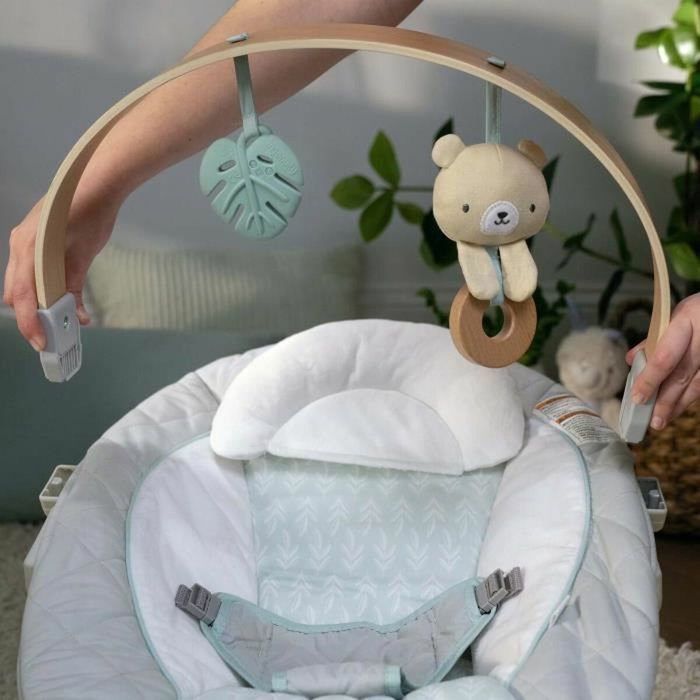 Ingenuity Transat bébé Nate l'Ourson avec arche d'éveil en bois Ingenuity Transat bébé Nate l'Ourson avec arche d'éveil en bois