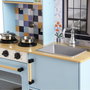DEQUBE Cuisine Enfant En Bois 2 Modules avec Éclairage et Son (72x30x84cm) - 4 Ustensiles - Langues Multilingues - À Partir de 3 Ans