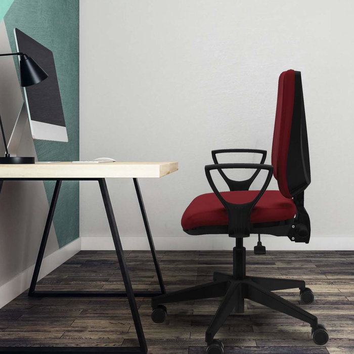 Chaise Elche Asynchrone Cuir écologique Bordeaux Base pyramidale noire Accoudoirs fixes Sans appui-tête Roulettes 65mm nylon