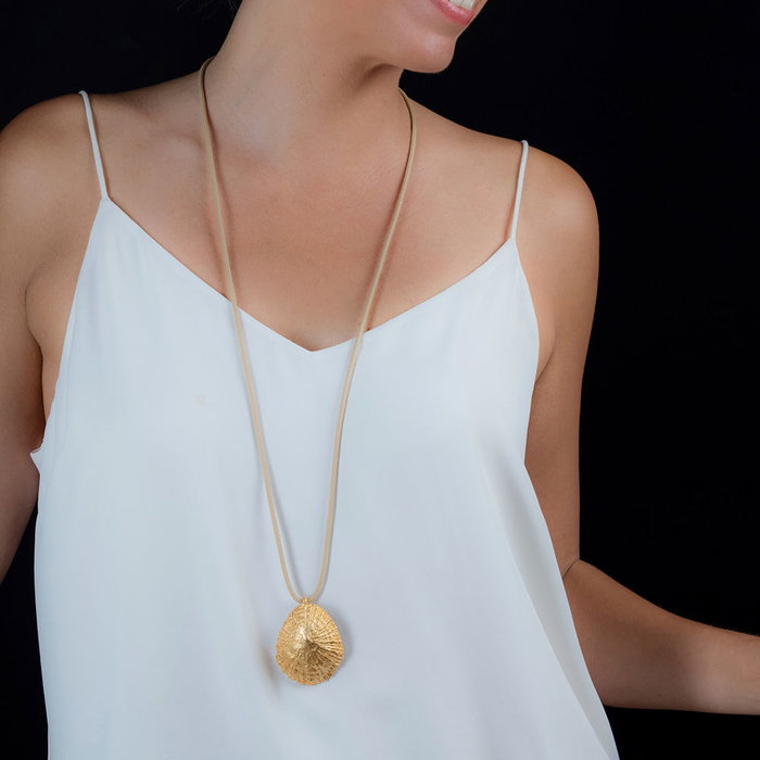 Shabama Collier Calobra Cool avec Pendentif Patelle Doré à Paillettes, Longueur 5.5 cm, Cordon Nylon Ajustable jusqu'à 1 m, Bijou Décontracté pour Femme Shabama Collier Calobra Cool avec Pendentif Patelle Doré à Paillettes, Longueur 5.5 cm, Cordon Nylon Ajustable jusqu'à 1 m, Bijou Décontracté pour Femme