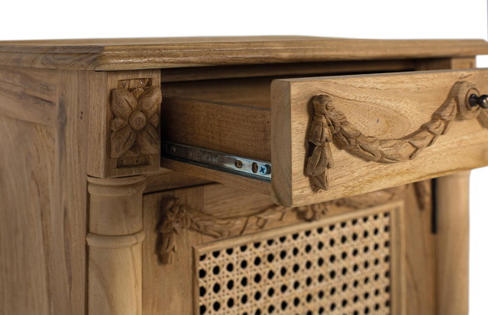 GINER Y COLOMER - Meuble de chevet ou table d'appoint en teck massif - Style rustique/provençal avec tiroir décoratif et porte en canne tressée - Finition naturelle - 50x35x65 cm