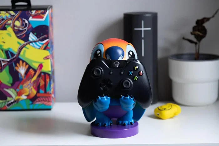 Exquisite Gaming Cable Guys - Support universel pour écouteurs, smartphone et manettes - Figurine Disney Stitch Rainbow - 20 cm - Sous licence officielle