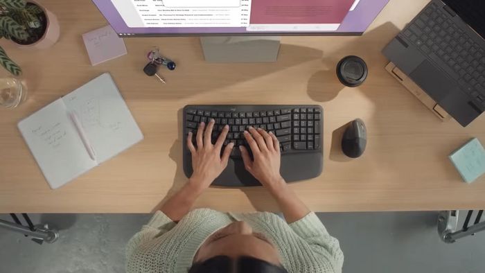Logitech Wave Keys - Clavier ergonomique sans fil Bluetooth avec repose-poignets rembourré - Conception en vague certifiée - Compatible Windows, macOS, iPadOS, Android