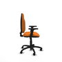 Chaise de bureau Algarra avec mécanisme « Contact permanent » de base, revêtue de similicuir orange. Équipée d'un piètement en polyamide noir, d'accoudoirs 2D et de roulettes à freinage automatique