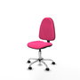 Chaise de bureau Algarra avec mécanisme de contact permanent de base, rembourrée de simili cuir rose. Équipée d'une base chromée, sans accoudoirs et de roulettes pour parquet.