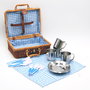 TACHAN Set de Picnic en Panier en Osier avec Motif Vichy Bleu - 4 Sets Complets (Assiettes, Couverts, Tasses, Nappe)