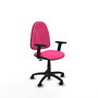 Chaise de bureau Algarra avec mécanisme de contact permanent de base, revêtue de similicuir rose. Équipée d'un piètement en polyamide noir, d'accoudoirs 2D et de roulettes en nylon de 50 mm