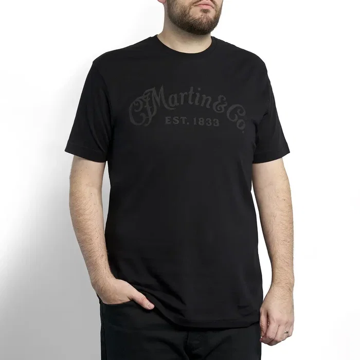 Martin T-shirt Martin Logo Tone And Tone - Noir (M) Taille unisexe 100% coton ringspun Martin T-shirt Martin Logo Tone And Tone - Noir (M) Taille unisexe 100% coton ringspun
