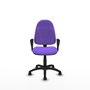 Chaise de bureau Algarra avec mécanisme Contact permanent à double poignée, revêtue de tissu couleur lilas. Équipée d'une base en polyamide noir, d'accoudoirs fixes et de roulettes autobloquantes