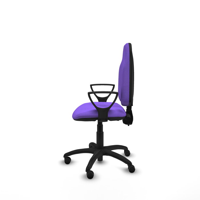 Chaise de bureau Algarra avec mécanisme Contact permanent à double poignée, revêtue de tissu couleur lilas. Équipée d'une base en polyamide noir, d'accoudoirs fixes et de roulettes autobloquantes