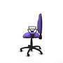 Chaise de bureau Algarra avec mécanisme Contact permanent à double poignée, revêtue de tissu couleur lilas. Équipée d'une base en polyamide noir, d'accoudoirs fixes et de roulettes autobloquantes