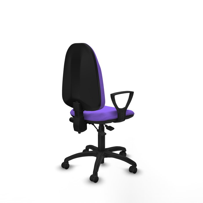 Chaise de bureau Algarra avec mécanisme Contact permanent à double poignée, revêtue de tissu couleur lilas. Équipée d'une base en polyamide noir, d'accoudoirs fixes et de roulettes autobloquantes