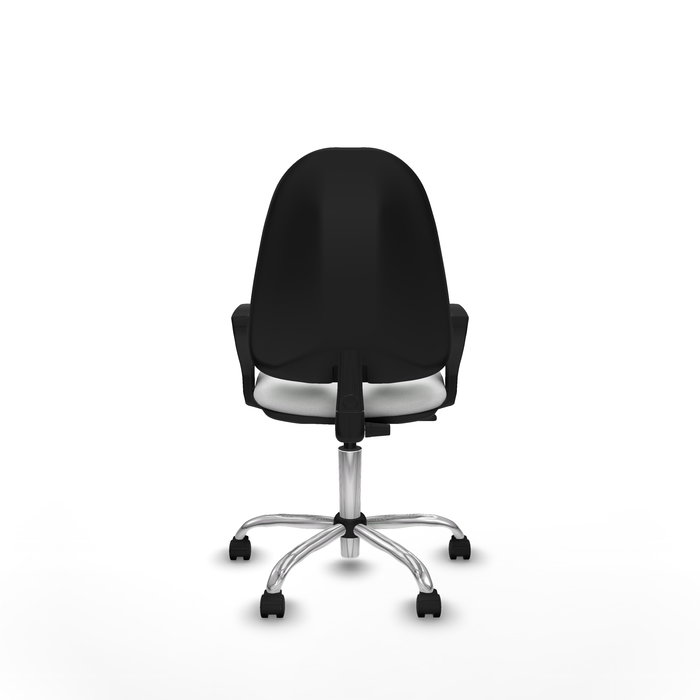 Chaise de bureau Algarra avec mécanisme de contact permanent de base, recouverte de tissu blanc. Équipée d'une base chromée, d'accoudoirs fixes et de roulettes en nylon de 50 mm.
