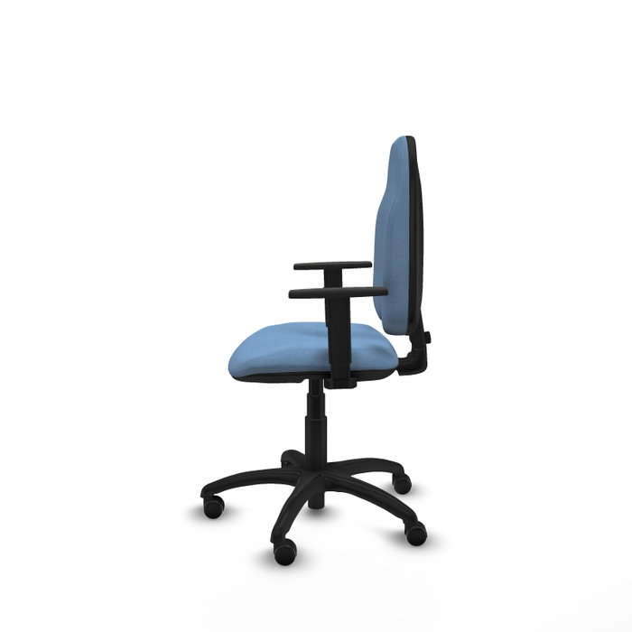 Chaise de bureau Algarra avec mécanisme de contact permanent de base, rembourrée de tissu bleu ciel. Équipée d'une base en polyamide noir, d'accoudoirs 1D et de roulettes autobloquantes