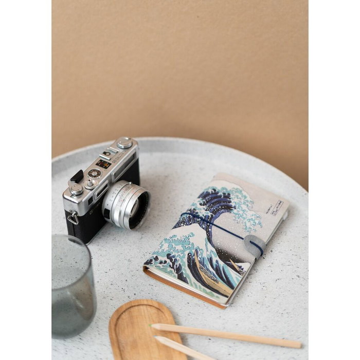 ERIK Carnet de voyage La Grande Vague de Kanagawa Hokusai - 19,5x11,5 cm avec couverture en simili cuir, fermeture élastique ERIK Carnet de voyage La Grande Vague de Kanagawa Hokusai - 19,5x11,5 cm avec couverture en simili cuir, fermeture élastique