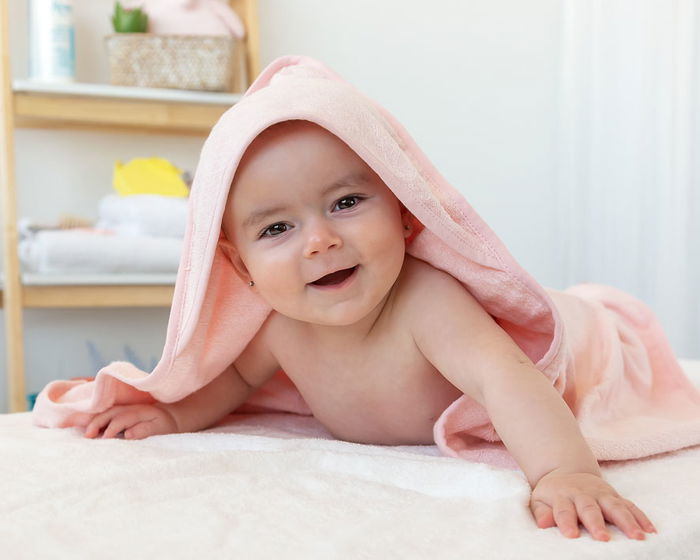 KioKids Toilette de Bain pour Bébé en Bambou 100% avec Capuche, 100x100 cm - Rose - Très Douce, Absorbante et Thermorégulatrice - Certifiée OEKO-TEX