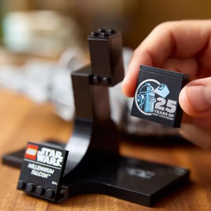 LEGO Star Wars 75375 Millennium Falcon - Set de Construction Vaisseau Spatial pour Adultes - Replique Moyenne - 921 Pièces