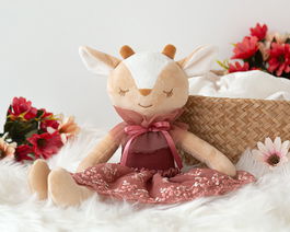 KioKids - Poupée en tissu cerf, visage brodé et robe bordeaux avec tulle, douce et légère, jouet d'éveil pour enfant +10 mois