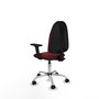 Chaise de bureau Algarra avec mécanisme de contact permanent de base, revêtue de similicuir couleur grenat. Équipée d'un piètement chromé, d'accoudoirs 2D et de roulettes en nylon de 50 mm