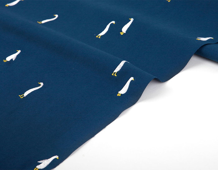 Dailylike Tissu en coton brodé goose blue motifs animaux 1,50m x 3m Dailylike Tissu en coton brodé goose blue motifs animaux 1,50m x 3m
